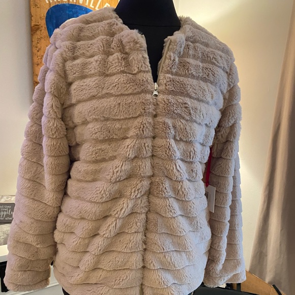 Trendy Fluffy Jacket - Picture 3 of 4